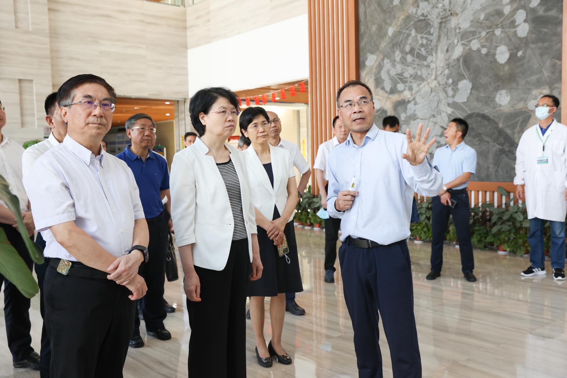 湖北省副省長肖菊華來中國地質大學(武漢)調研:瞄準戰略需求優化提升科研實力-地大熱能 湖北省副省長肖菊華來中國地質大學(武漢)調研:瞄準戰略需求優化提升科研實力-地大熱能